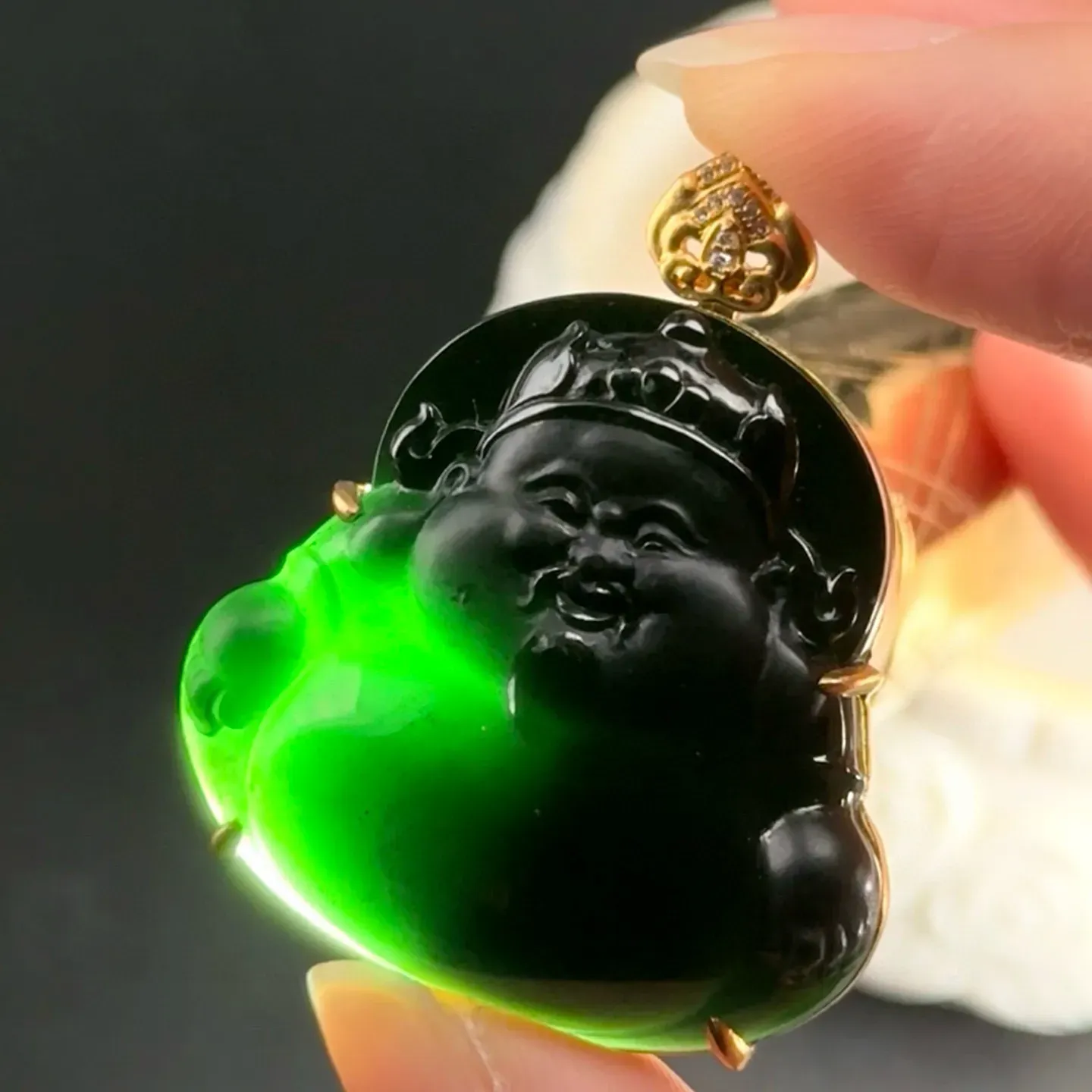 精品18k墨翠财神 种好色正 黑度极好 打灯通透 油性十足 尺寸37.5