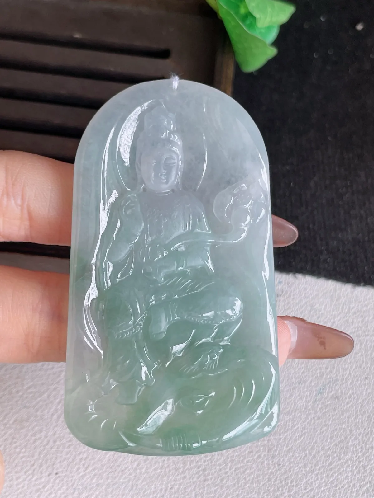 翡翠a货冰种飘绿普贤菩萨吊坠，尺寸69-38.5-5.6，重量:35.81g