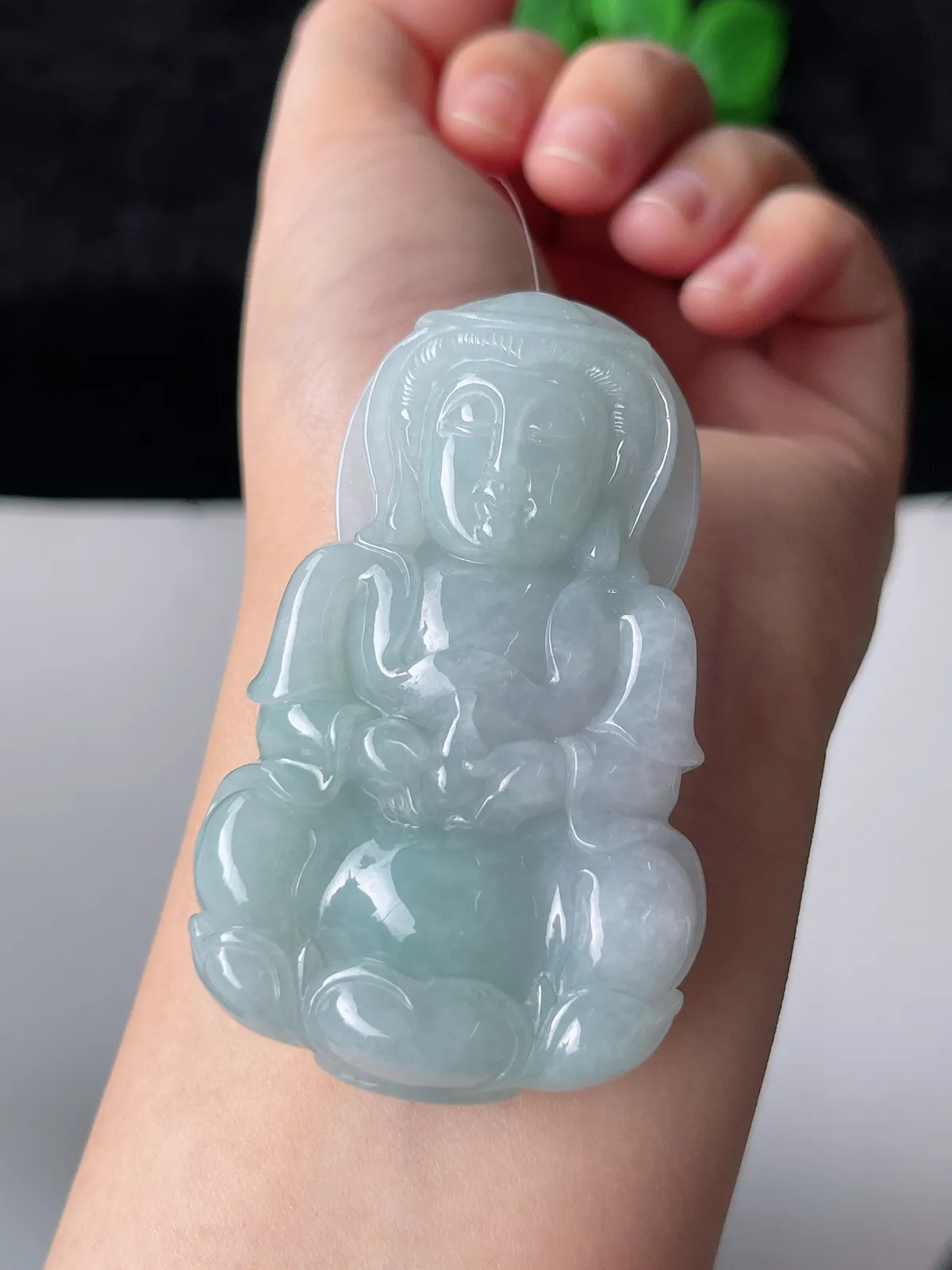 翡翠糯化种淡绿色大观音吊坠
