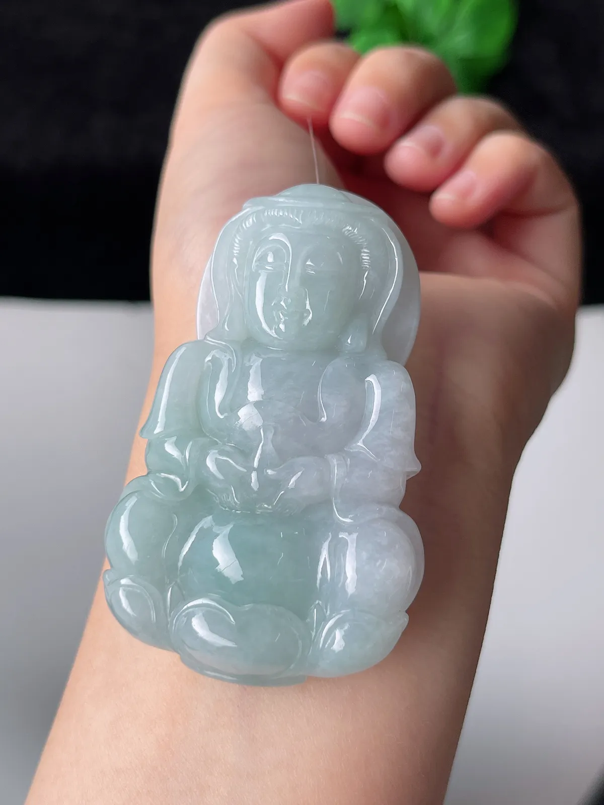 翡翠糯化种淡绿色大观音吊坠