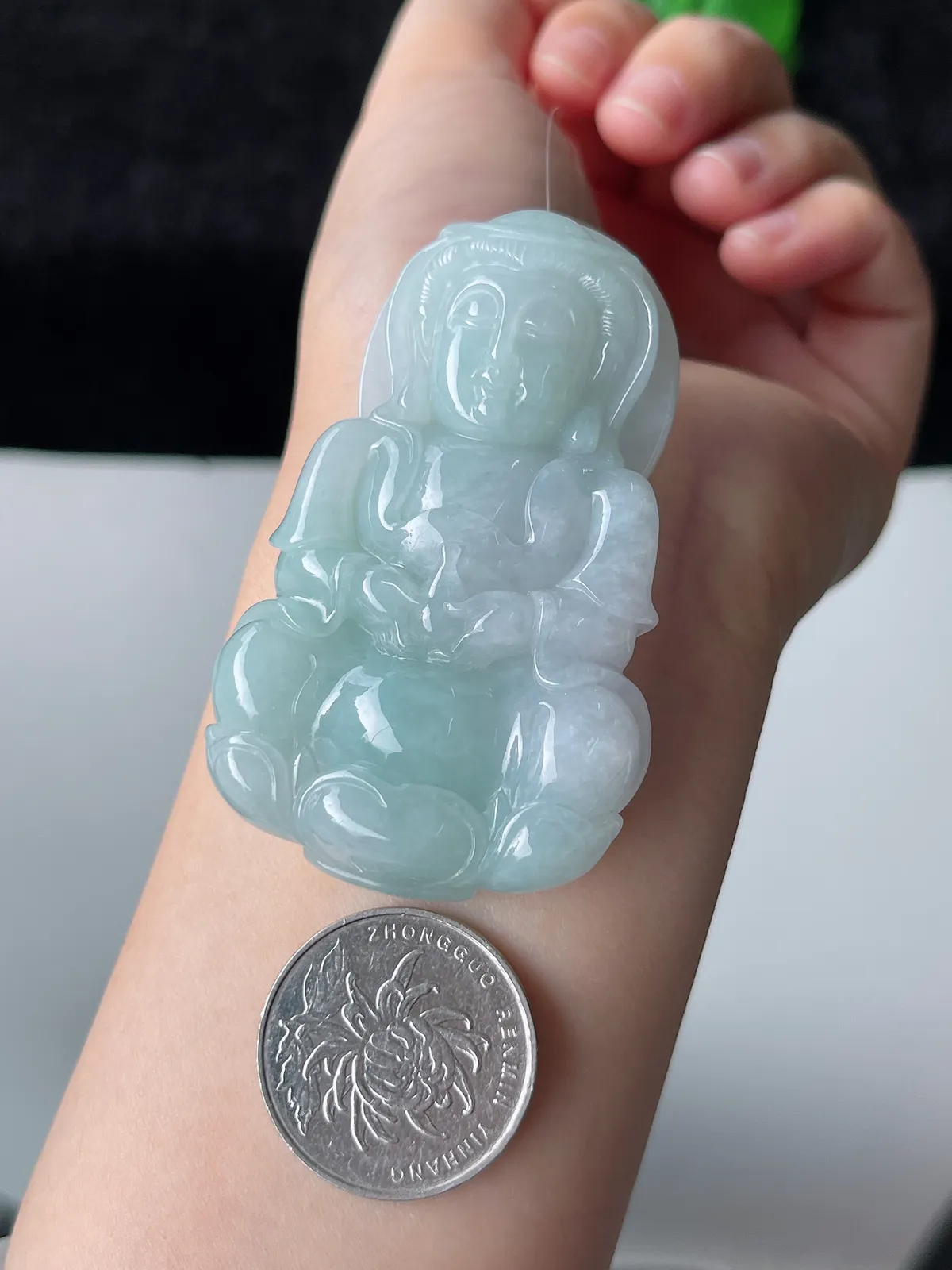 翡翠糯化种淡绿色大观音吊坠