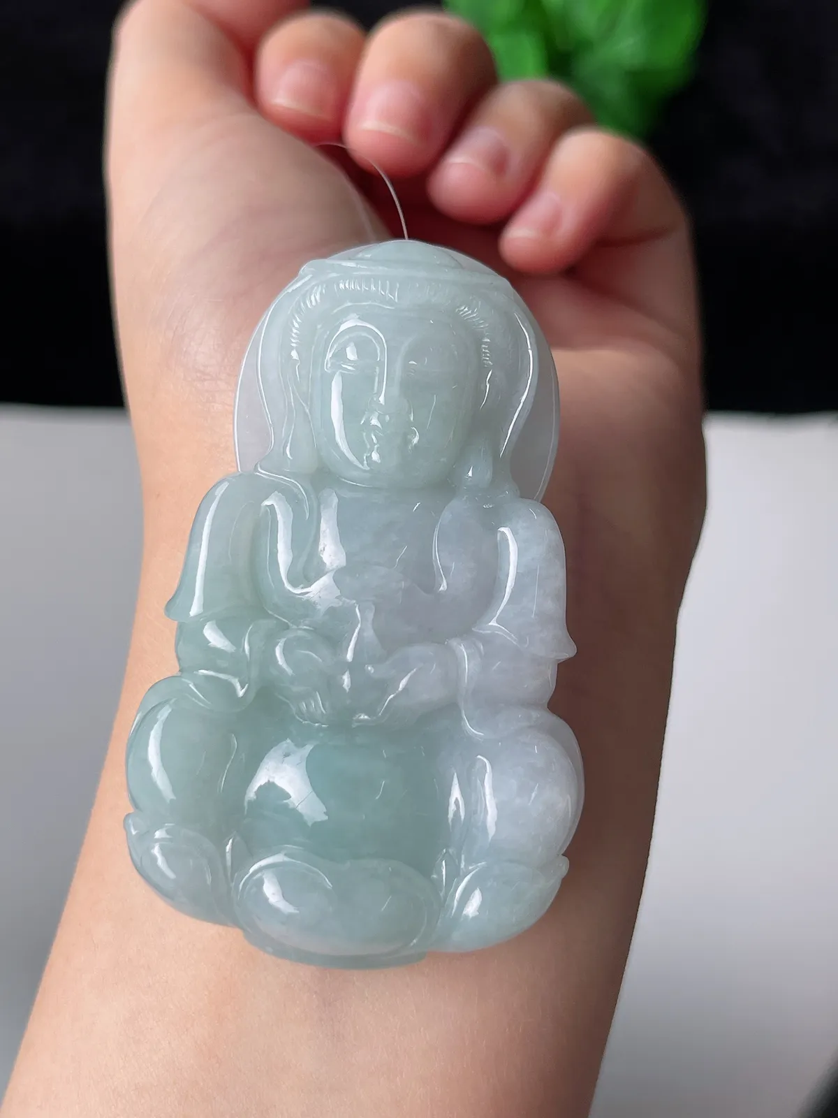 翡翠糯化种淡绿色大观音吊坠