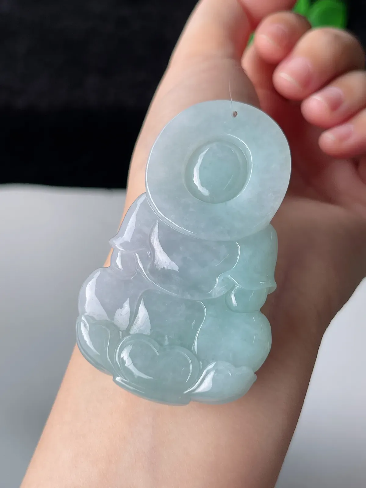 翡翠糯化种淡绿色大观音吊坠