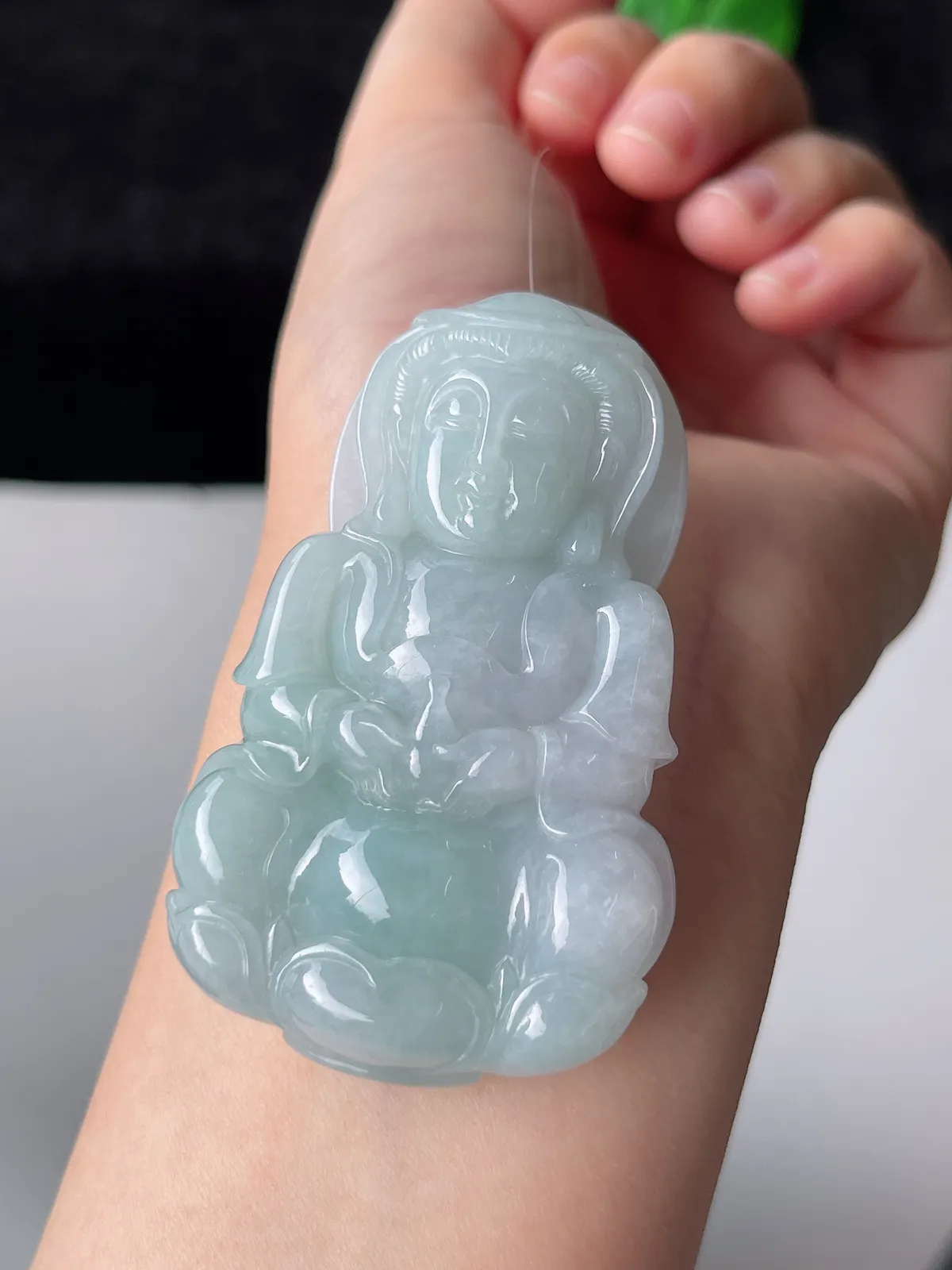 翡翠糯化种淡绿色大观音吊坠