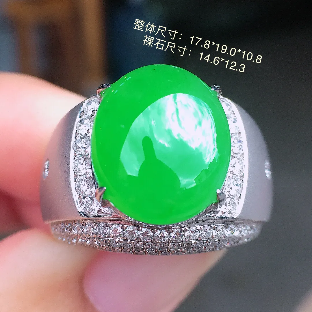 阳绿蛋面男戒指，色泽均匀艳丽，玉质细腻，荧光感超
强，饱满圆润，尽显优雅气质，18k
金豪华镶嵌
