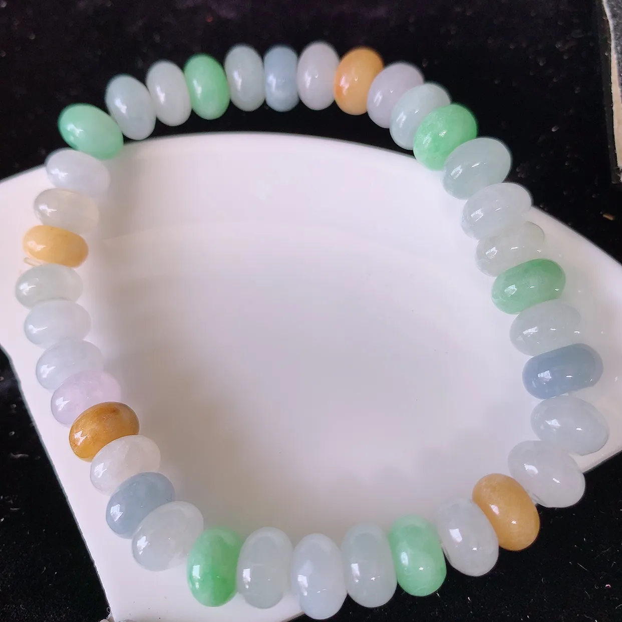 自然光实拍，冰润多宝翡翠手链，多彩翡翠手串，水润秀气，料子细腻，清爽，高档大气，自戴送礼佳品！#00