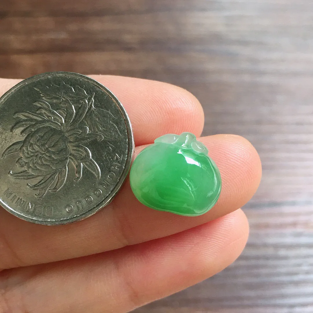 翠绿苹果，镶嵌佳品，冰润色阳，种水足 尺寸12.3*13.7*5.9