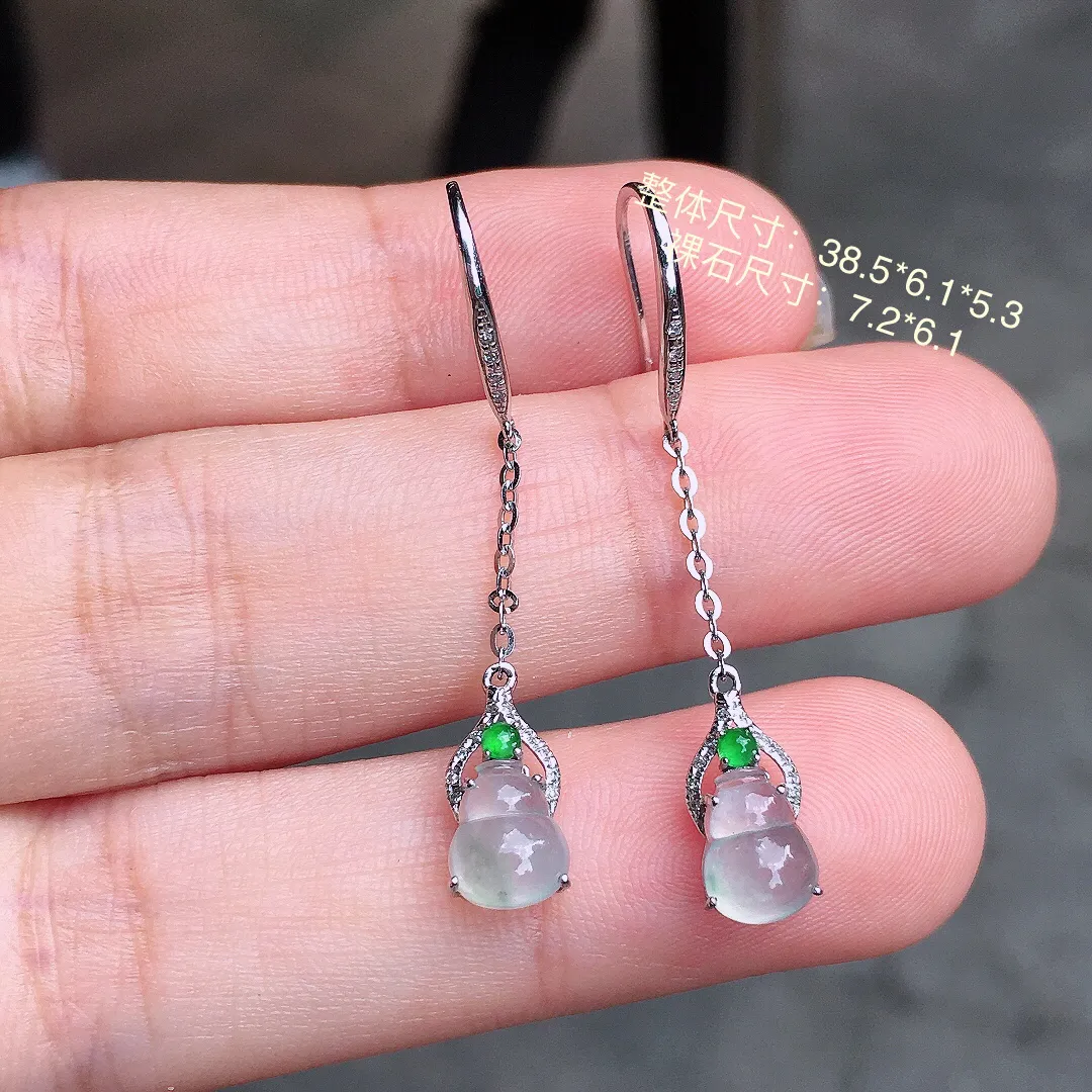 冰种葫芦耳坠，玉质细腻，荧光感超
强，饱满圆润，尽显优雅气质，18k
金豪华镶嵌