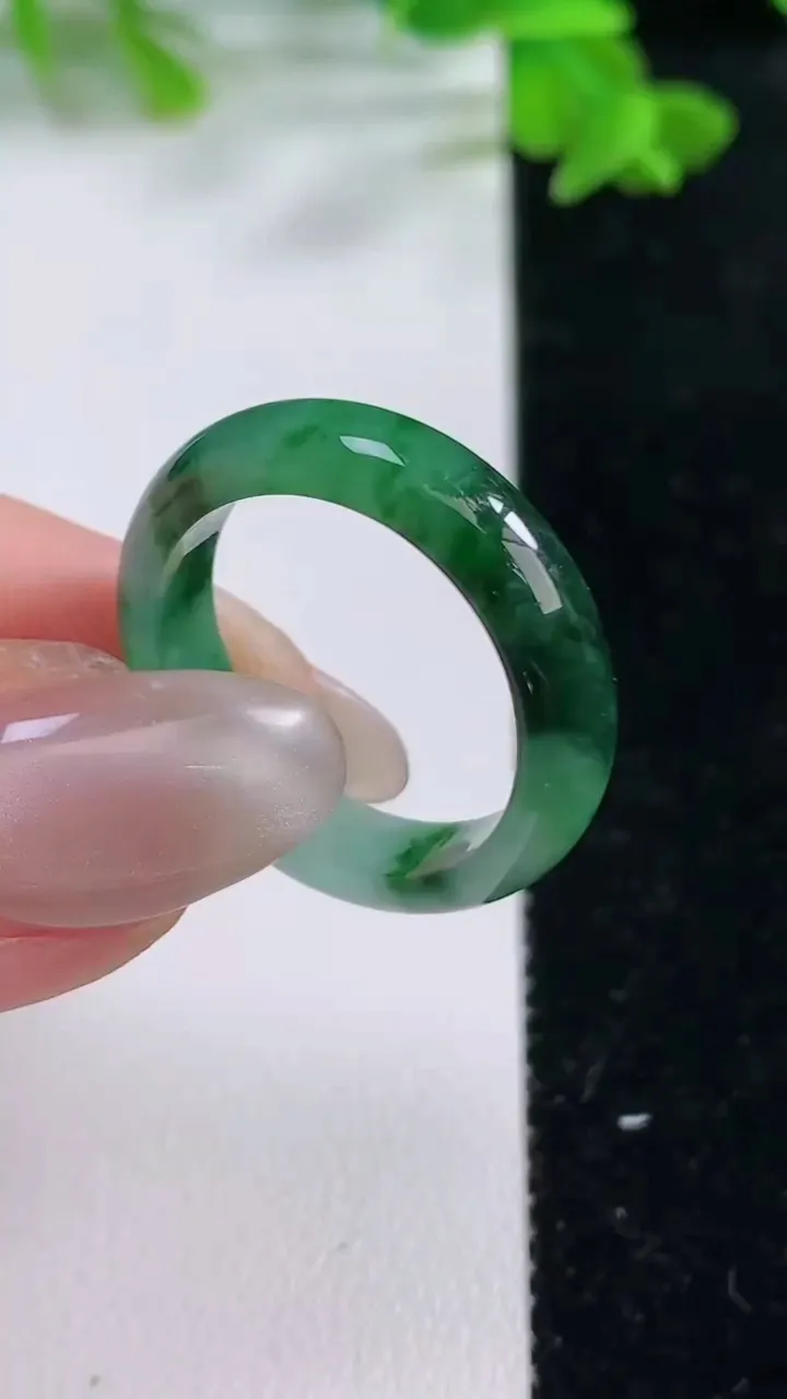 天然A货翡翠指环戒指，尺寸19.3-5.8-3.1，重:3.50g2025年10月1日
工厂直销收藏