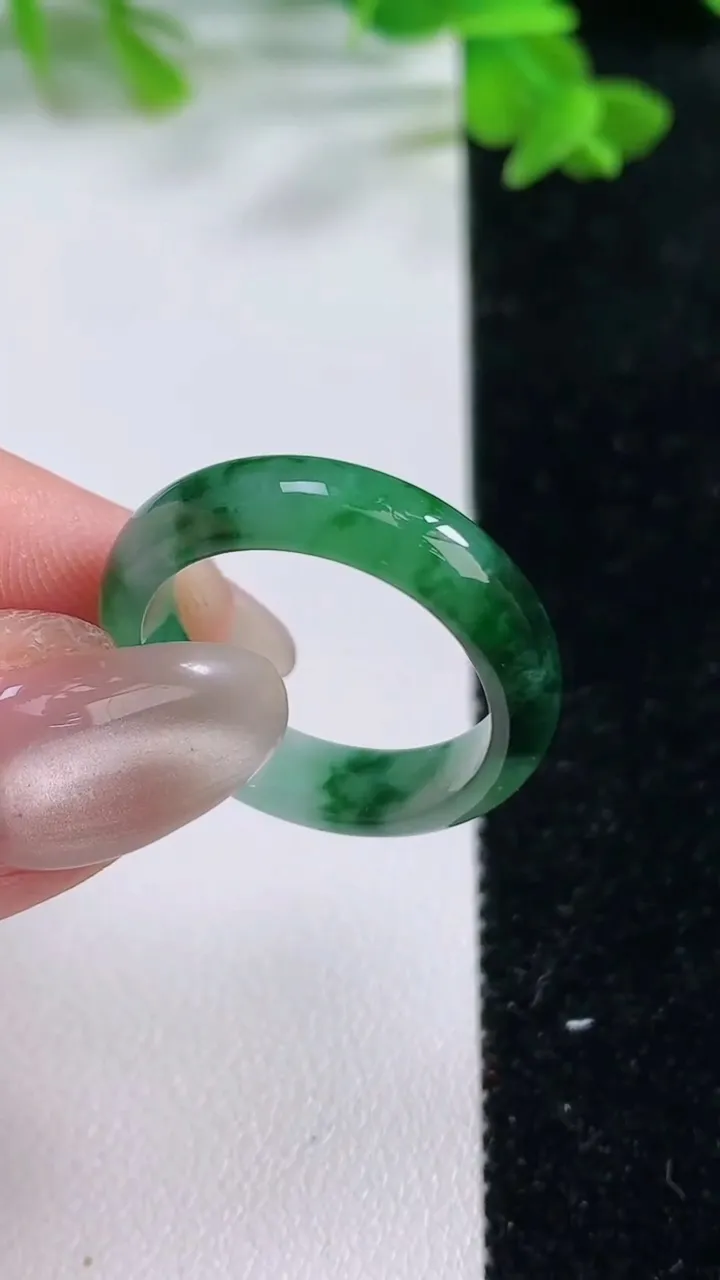 天然A货翡翠指环戒指，尺寸19.3-5.8-3.1，重:3.50g2025年10月1日
工厂直销收藏佳品,种好水足，色泽均匀，有种有色，上手高大气！