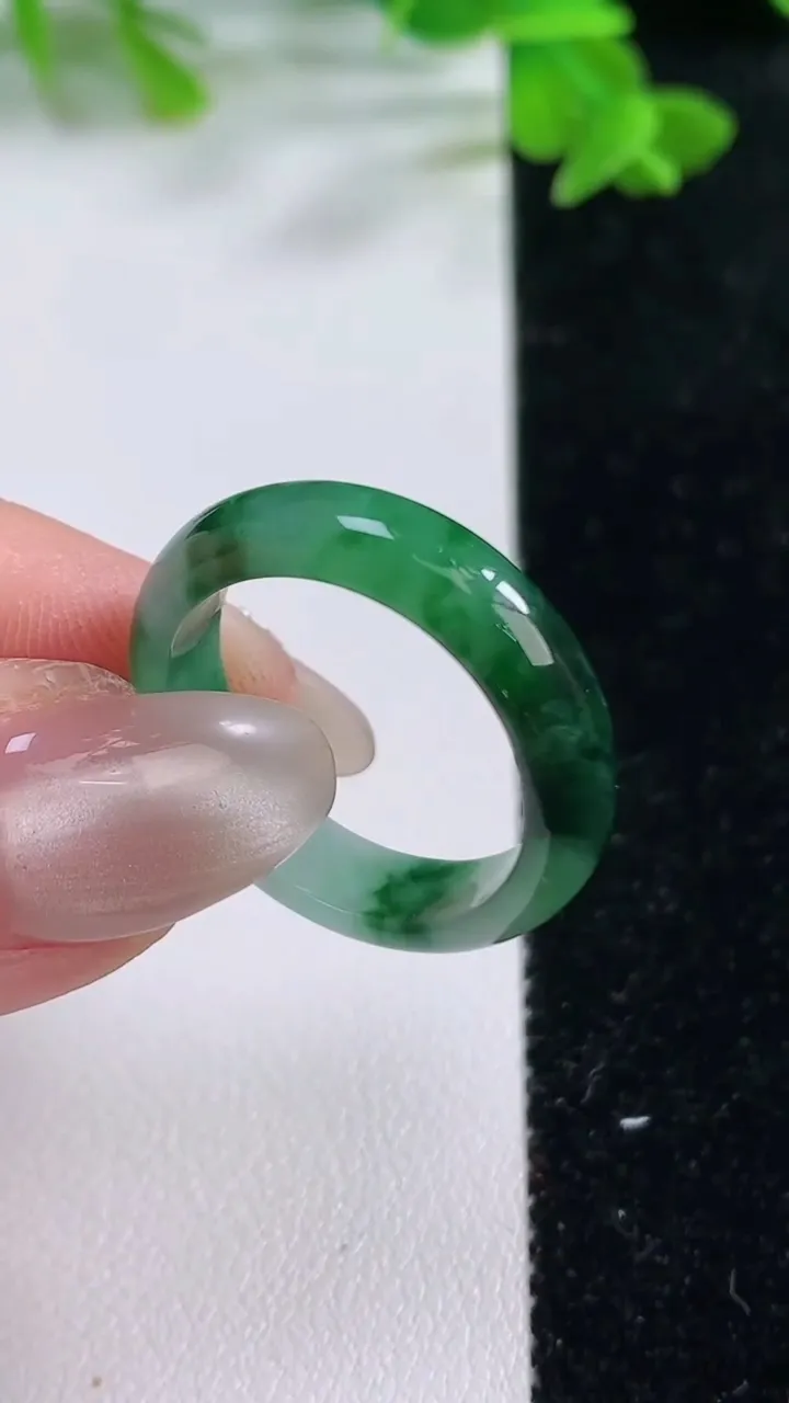 天然A货翡翠指环戒指，尺寸19.3-5.8-3.1，重:3.50g2025年10月1日
工厂直销收藏佳品,种好水足，色泽均匀，有种有色，上手高大气！