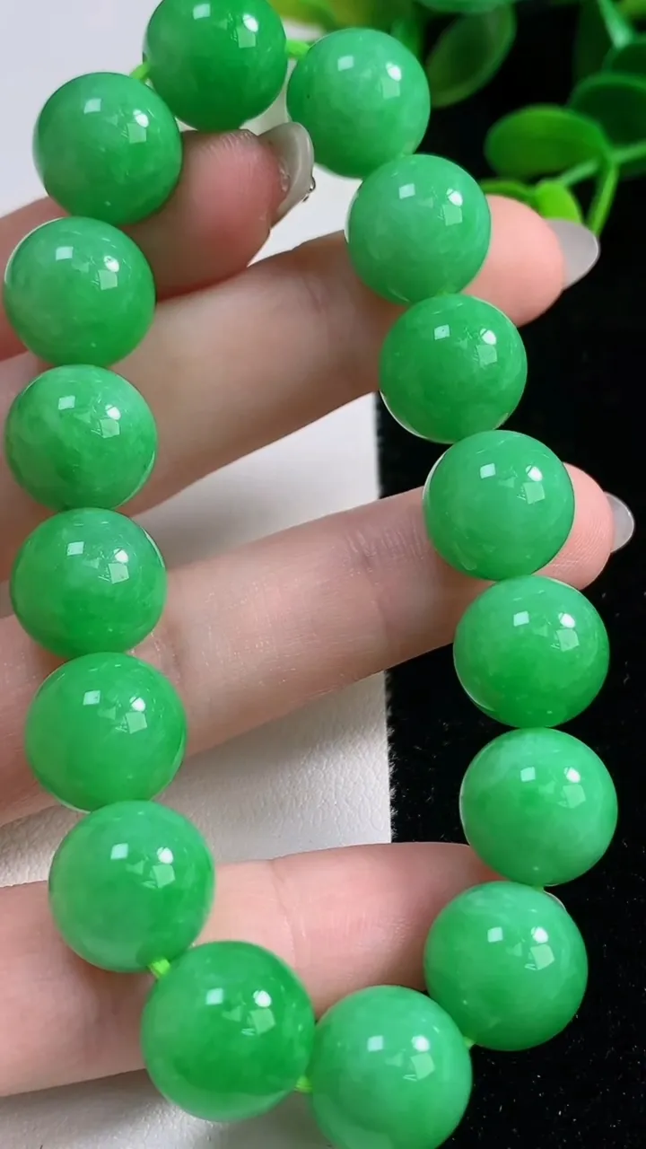 天然A货翡翠圆珠手串，尺寸12-16颗，重量:51.64g10月7日
工厂直销收藏佳品,种好水足，色泽均匀，有种有色，上手高大气！