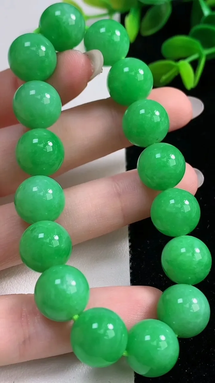 天然A货翡翠圆珠手串，尺寸12-16颗，重量:51.64g10月7日
工厂直销收藏佳品,种好水足，色泽均匀，有种有色，上手高大气！