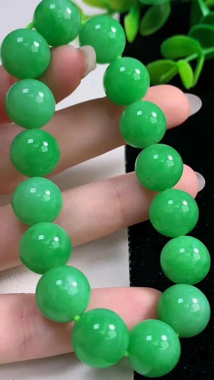 天然A货翡翠圆珠手串，尺寸12-16颗，重量:51.64g10月7日
工厂直销收藏佳品,种好水足，色泽均匀，有种有色，上手高大气！