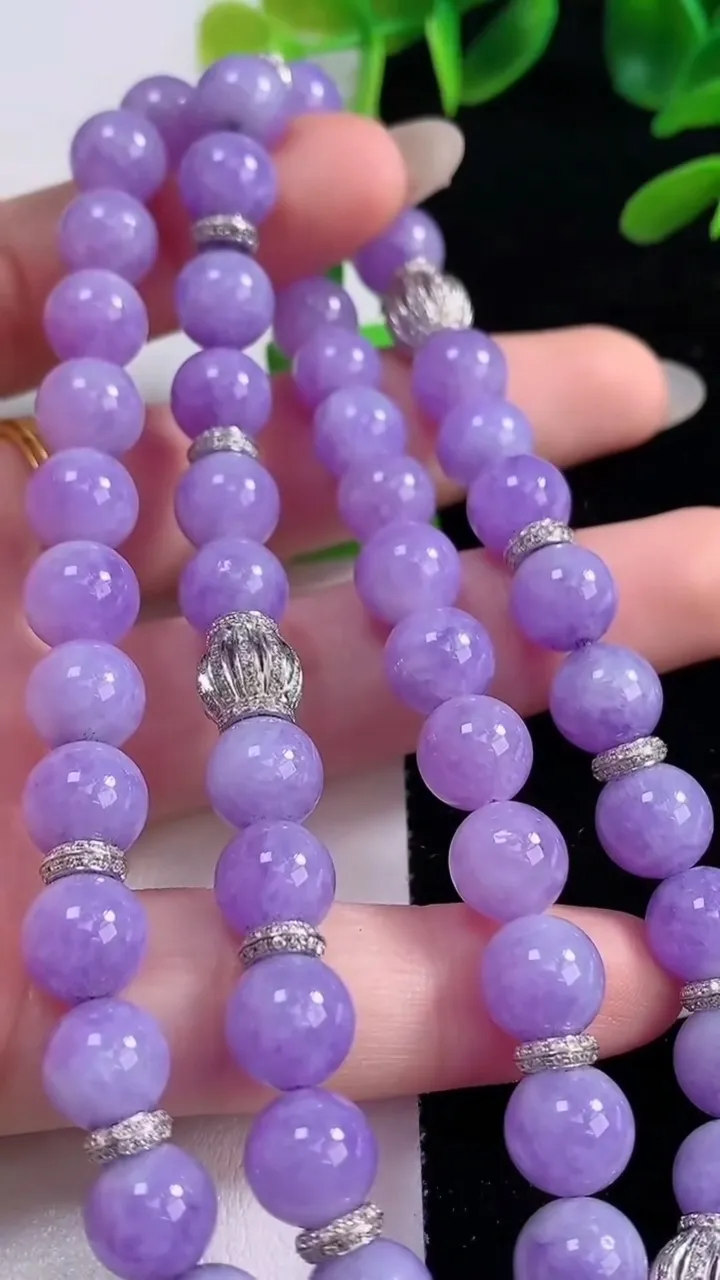 天然A货翡翠收藏级紫罗兰圆珠项链，尺寸8-52颗，重量:65.48g10月7日
工厂直销收藏佳品,种好水足，色泽均匀，有种有色，上手高大气！