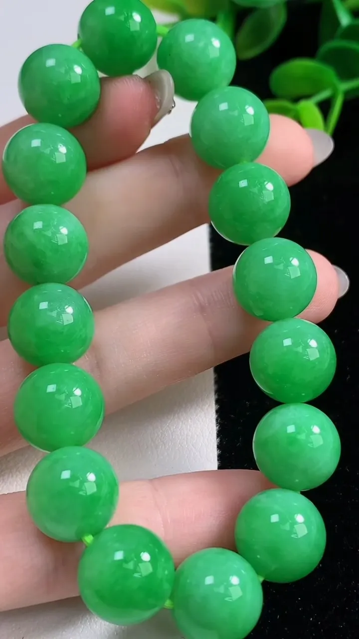 天然A货翡翠圆珠手串，尺寸12-16颗，重量:51.64g10月7日
工厂直销收藏佳品,种好水足，色泽均匀，有种有色，上手高大气！