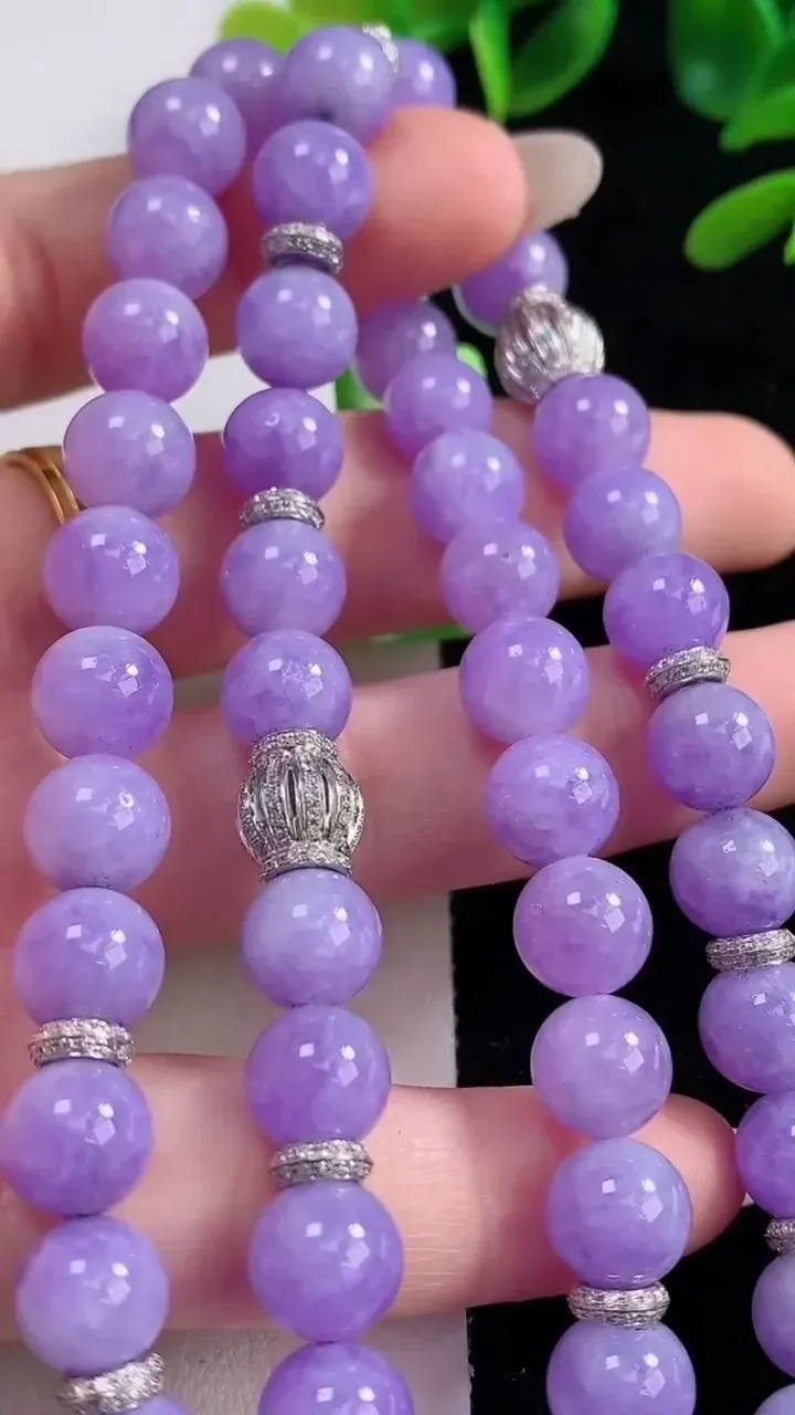 天然A货翡翠收藏级紫罗兰圆珠项链，尺寸8-52颗，重量:65.48g10月7日
工厂直销收藏佳品,种好水足，色泽均匀，有种有色，上手高大气！