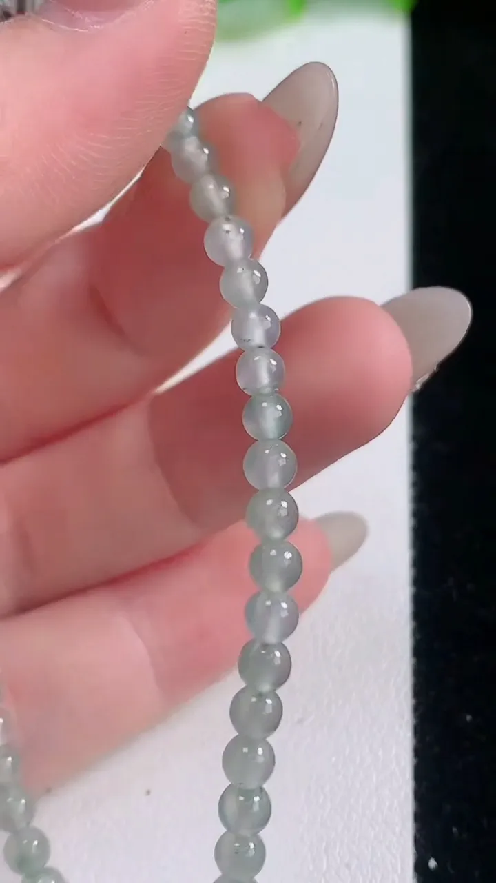 天然A货翡翠种白冰小米珠手串，尺寸3.3-50颗，重量:6.56g10月8日
工厂直销收藏佳品,种好水足，色泽均匀，有种有色，上手高大气！