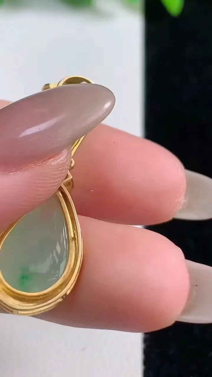 天然A货翡翠水滴吊坠，尺寸33.7-12.3-5.3，裸石13.4-8.5重量:3.43g
10月9日