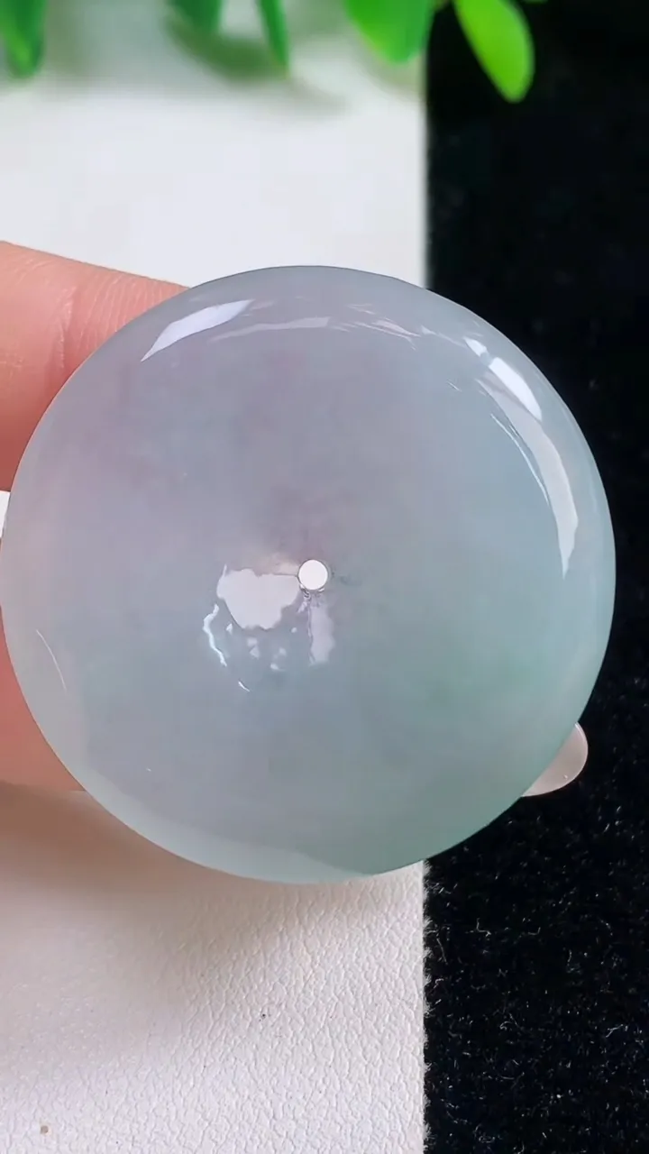 天然A货翡翠平安扣吊坠，尺寸37.7-6.2，重量:18.58g
10月9日