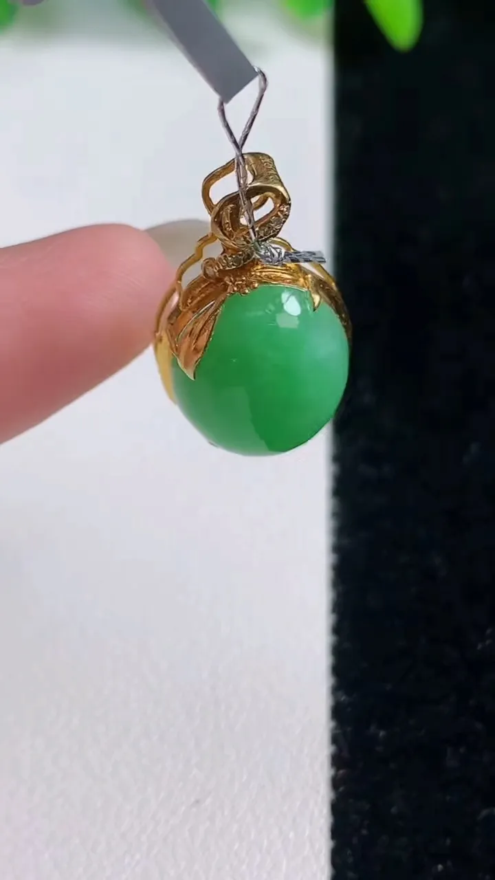 天然A货翡翠蛋面吊坠，尺寸24.2-13.7-7.6，裸石16.2-12.4重量:3.04g
10月9日