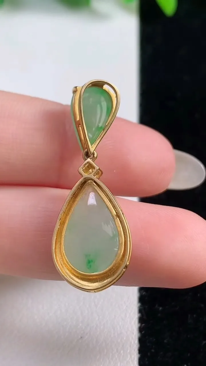 天然A货翡翠水滴吊坠，尺寸33.7-12.3-5.3，裸石13.4-8.5重量:3.43g
10月9日