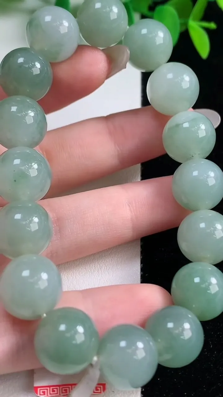 天然A货翡翠圆珠手串，尺寸12.9-16颗，重量:56.98g10月9日
工厂直销收藏佳品,种好水足，色泽均匀，有种有色，上手高大气！