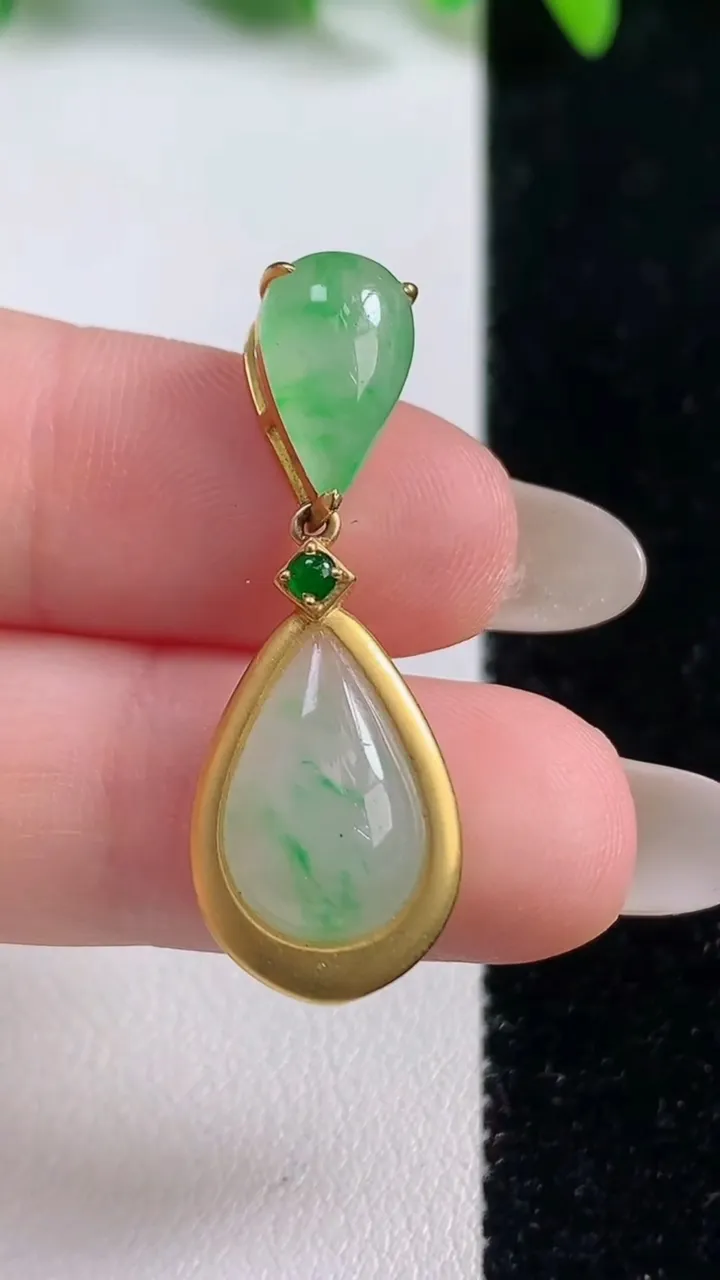 天然A货翡翠水滴吊坠，尺寸33.7-12.3-5.3，裸石13.4-8.5重量:3.43g
10月9日