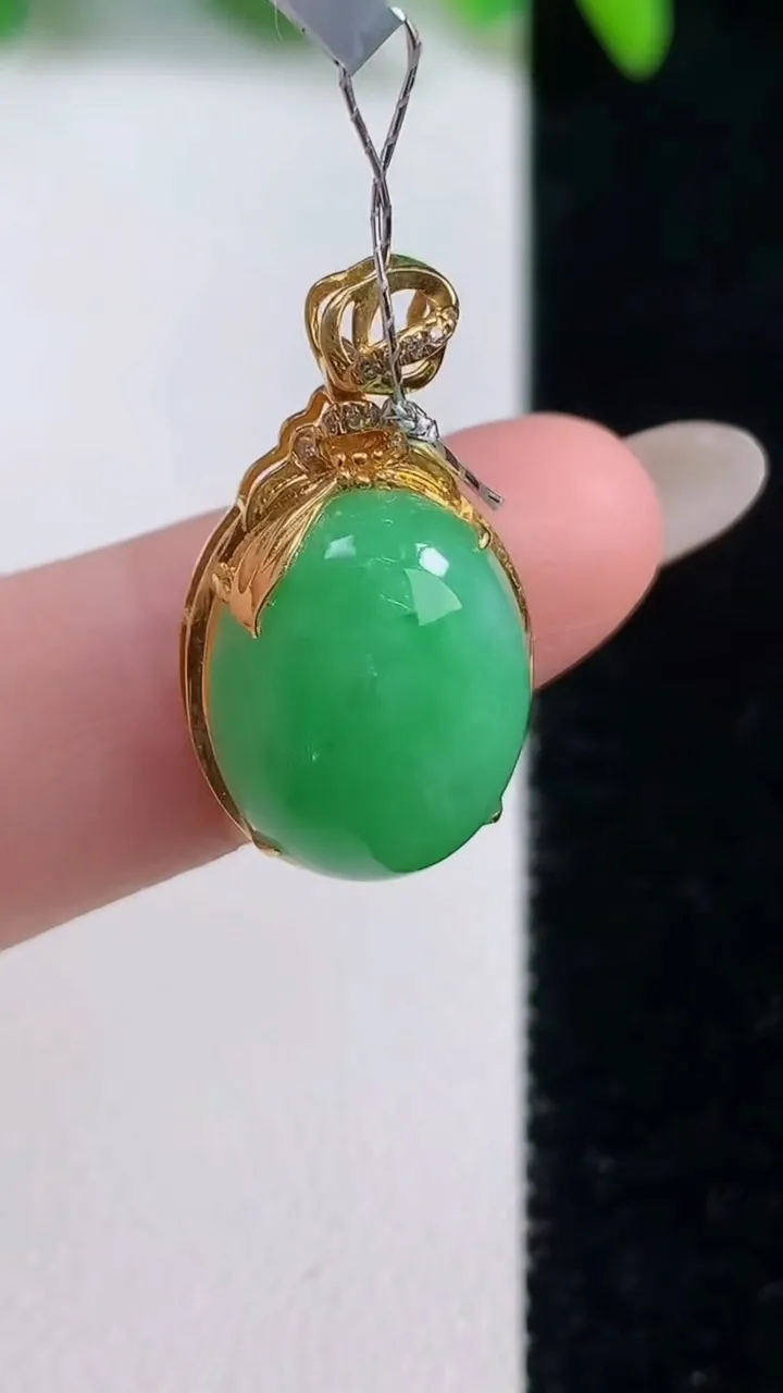 天然A货翡翠蛋面吊坠，尺寸24.2-13.7-7.6，裸石16.2-12.4重量:3.04g
10月9日
