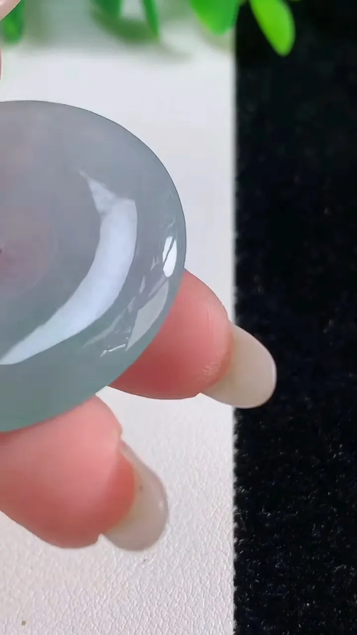 天然A货翡翠平安扣吊坠，尺寸37.7-6.2，重量:18.58g
10月9日