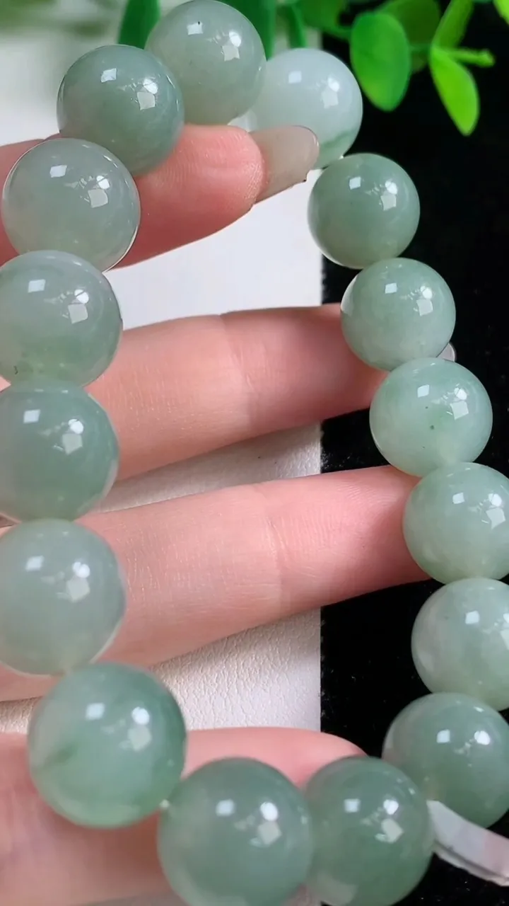 天然A货翡翠圆珠手串，尺寸12.9-16颗，重量:56.98g10月9日
工厂直销收藏佳品,种好水足，色泽均匀，有种有色，上手高大气！