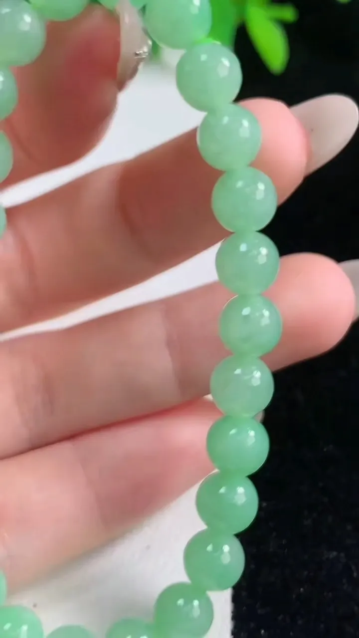 天然A货翡翠圆珠手串，尺寸6.9-26颗，重量:16.43g10月9日
工厂直销收藏佳品,种好水足，色泽均匀，有种有色，上手高大气！