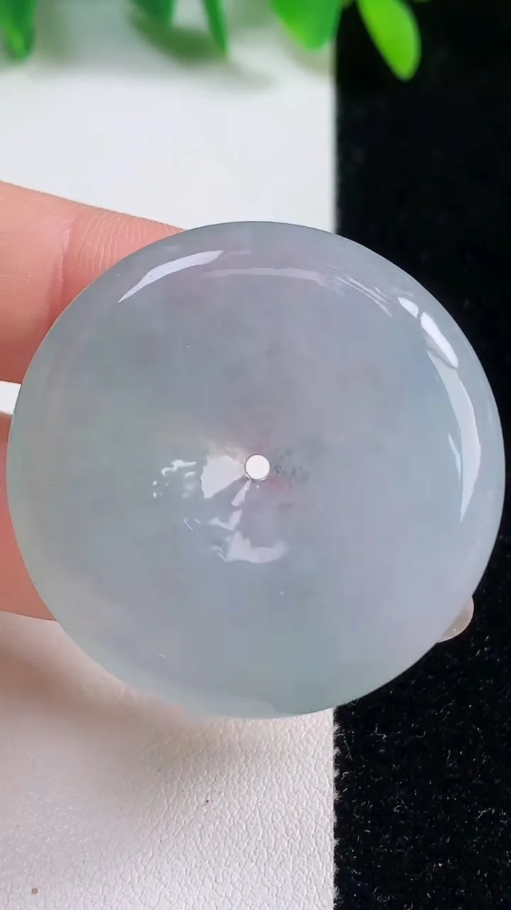 天然A货翡翠平安扣吊坠，尺寸37.7-6.2，重量:18.58g
10月9日