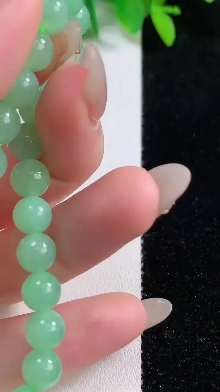 天然A货翡翠圆珠手串，尺寸6.9-26颗，重量:16.43g10月9日
工厂直销收藏佳品,种好水足，色泽均匀，有种有色，上手高大气！
