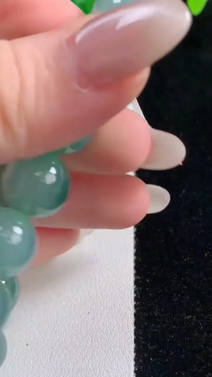 天然A货翡翠圆珠手串，尺寸12.2-16颗，重量:50.13g10月9日
工厂直销收藏佳品,种好水足，色泽均匀，有种有色，上手高大气！