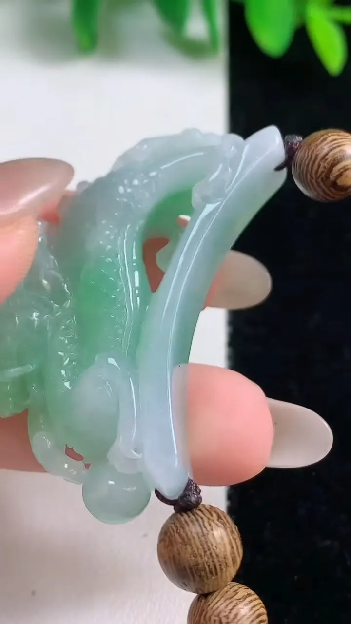 天然A货翡翠麒麟手串，尺寸43.4-9.5-24.7，重量:21.49g10月9日
工厂直销收藏佳品,种好水足，色泽均匀，有种有色，上手高大气！