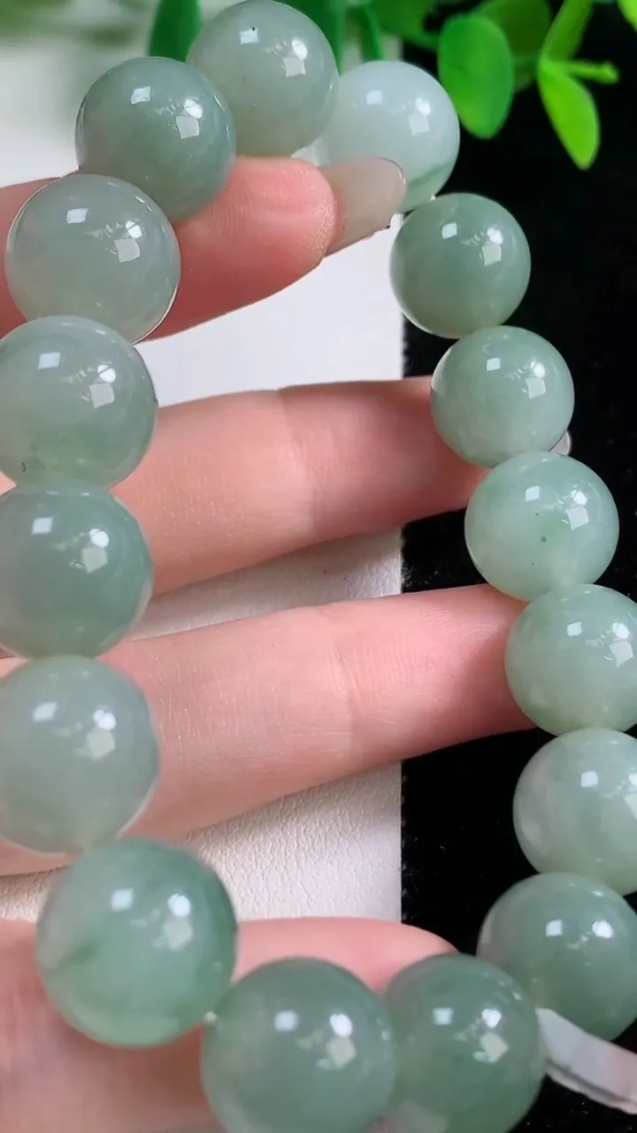 天然A货翡翠圆珠手串，尺寸12.9-16颗，重量:56.98g10月9日
工厂直销收藏佳品,种好水足，色泽均匀，有种有色，上手高大气！