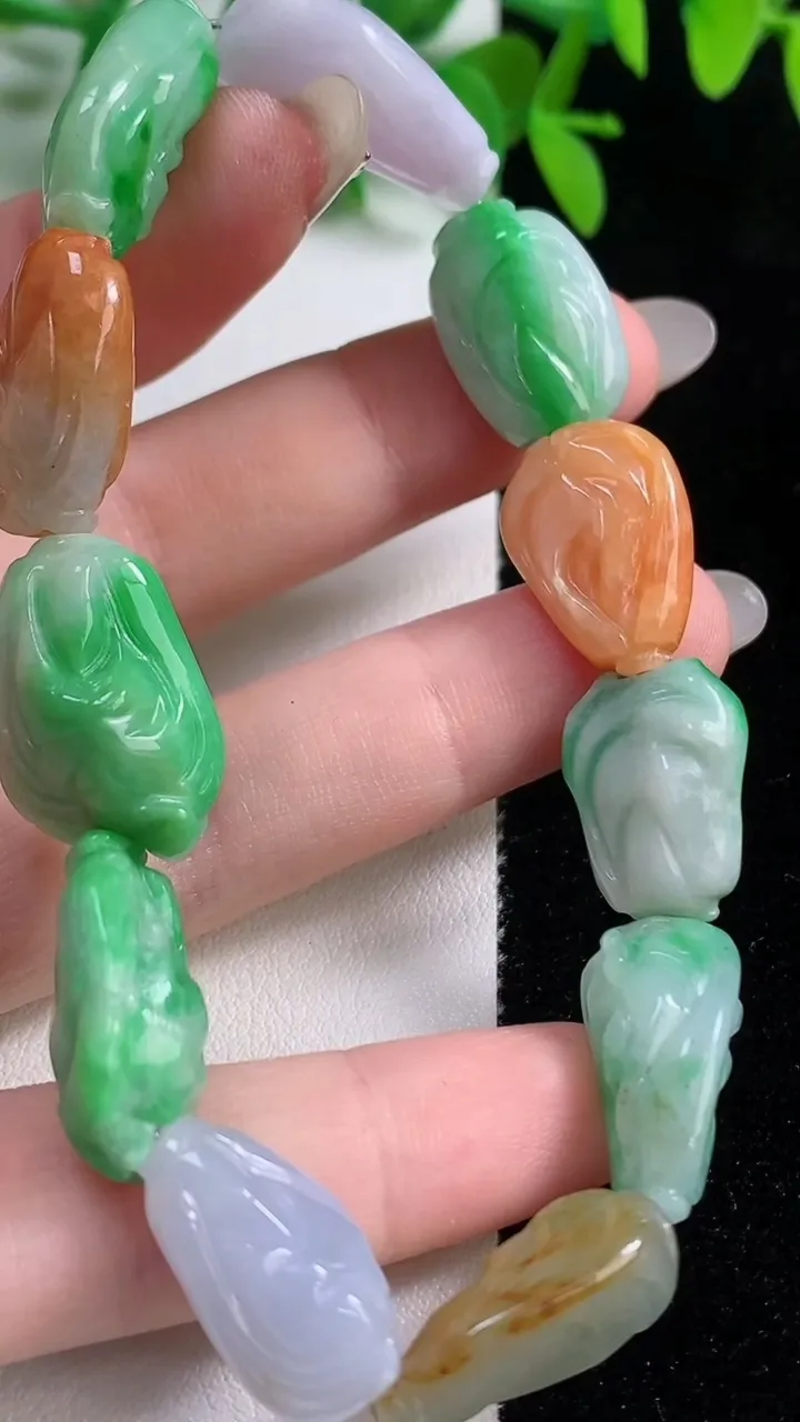 天然A货翡翠三彩白菜手串，尺寸18.8-12.6-6-11颗，重量:3.33g10月9日
工厂直销收藏佳品,种好水足，色泽均匀，有种有色，上手高大气！
