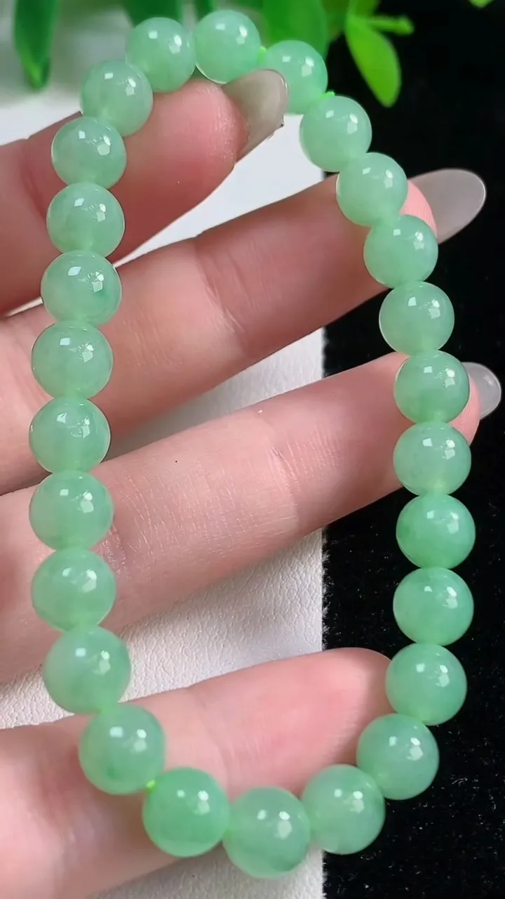 天然A货翡翠圆珠手串，尺寸6.9-26颗，重量:16.43g10月9日
工厂直销收藏佳品,种好水足，色泽均匀，有种有色，上手高大气！