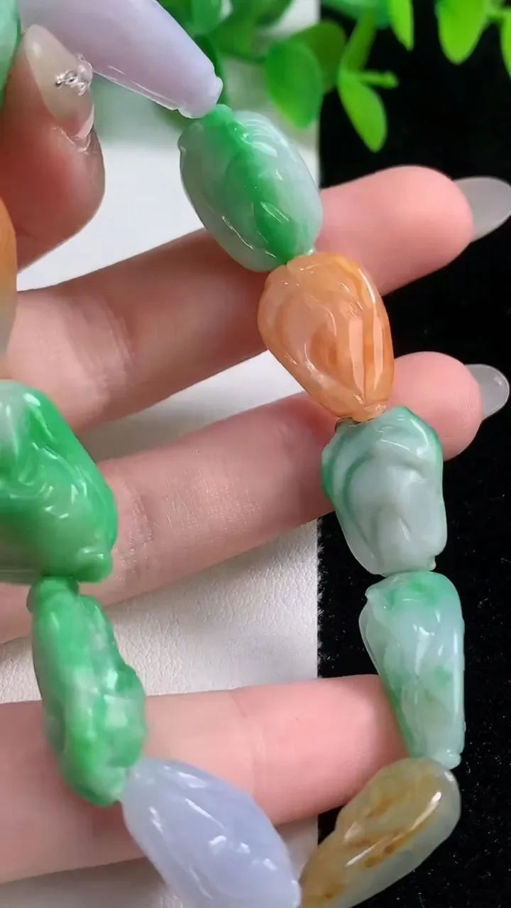 天然A货翡翠三彩白菜手串，尺寸18.8-12.6-6-11颗，重量:3.33g10月9日
工厂直销收藏佳品,种好水足，色泽均匀，有种有色，上手高大气！
