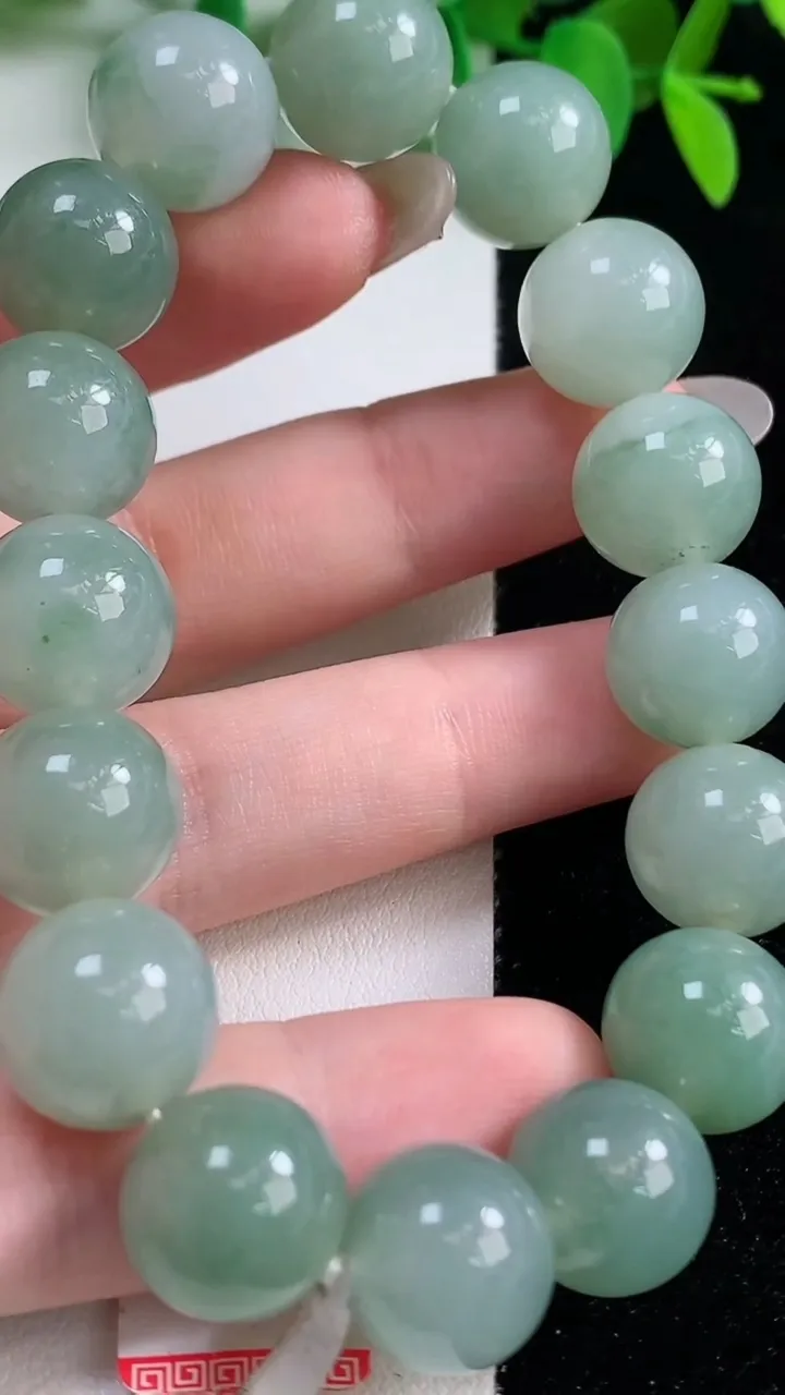 天然A货翡翠圆珠手串，尺寸12.9-16颗，重量:56.98g10月9日
工厂直销收藏佳品,种好水足，色泽均匀，有种有色，上手高大气！