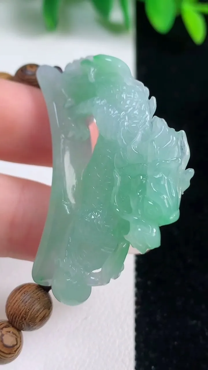 天然A货翡翠麒麟手串，尺寸43.4-9.5-24.7，重量:21.49g10月9日
工厂直销收藏佳品,种好水足，色泽均匀，有种有色，上手高大气！