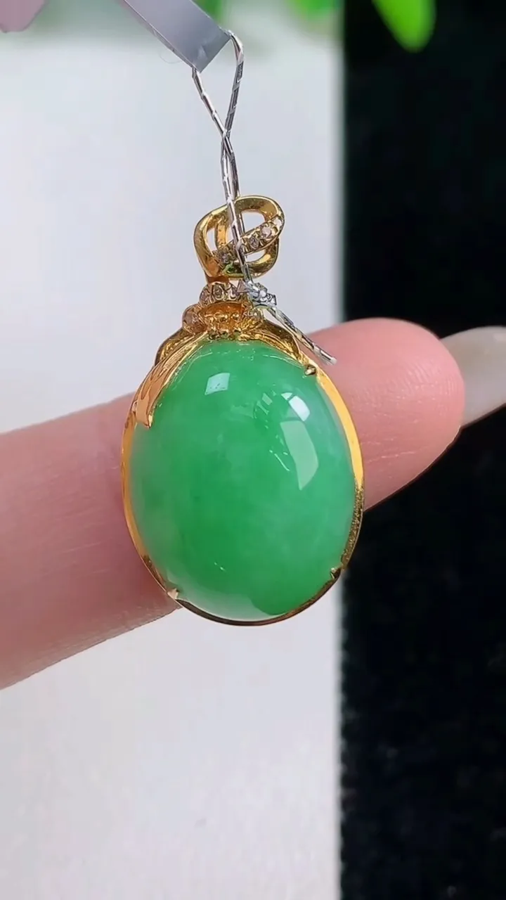 天然A货翡翠蛋面吊坠，尺寸24.2-13.7-7.6，裸石16.2-12.4重量:3.04g
10月9日