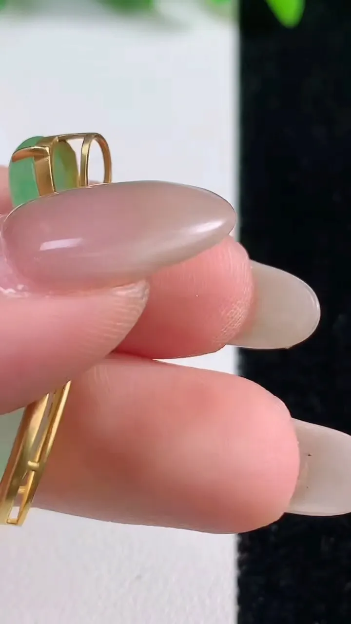 天然A货翡翠水滴吊坠，尺寸33.7-12.3-5.3，裸石13.4-8.5重量:3.43g
10月9日