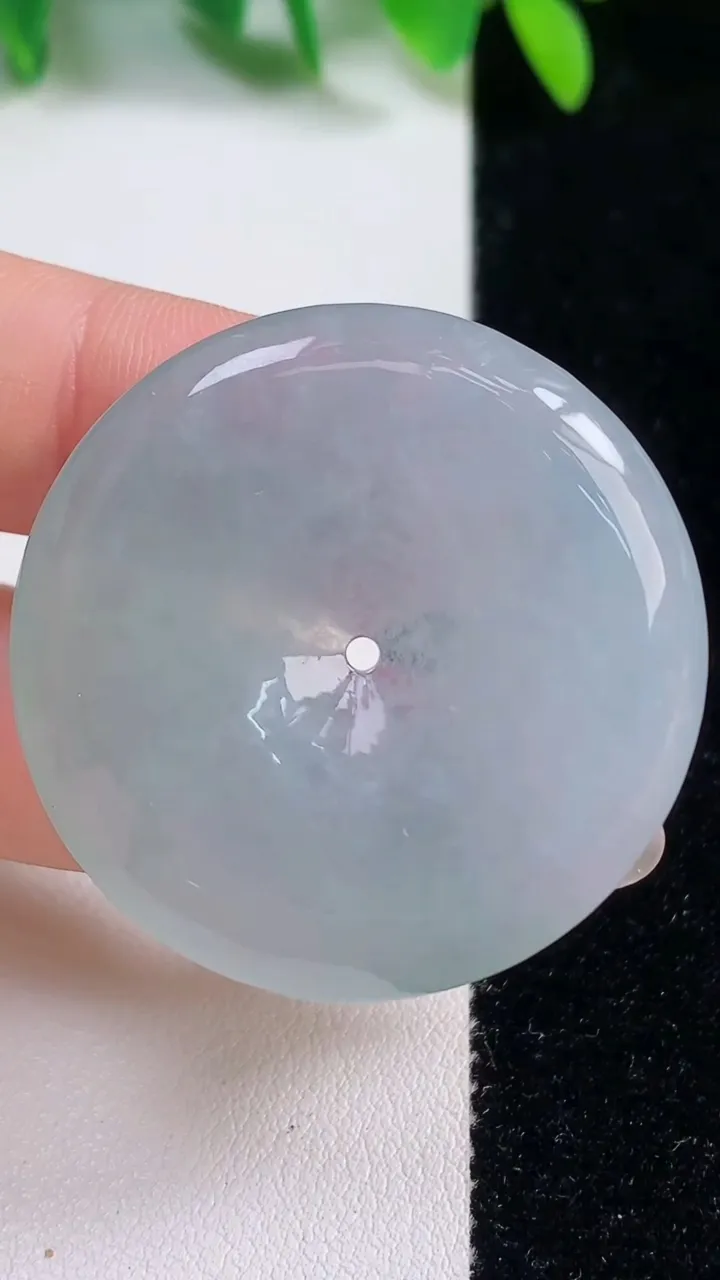 天然A货翡翠平安扣吊坠，尺寸37.7-6.2，重量:18.58g
10月9日