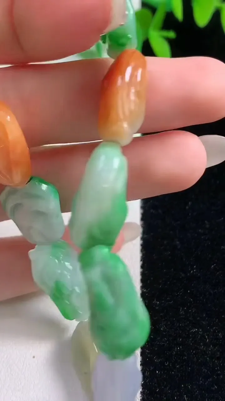 天然A货翡翠三彩白菜手串，尺寸18.8-12.6-6-11颗，重量:3.33g10月9日
工厂直销收藏佳品,种好水足，色泽均匀，有种有色，上手高大气！