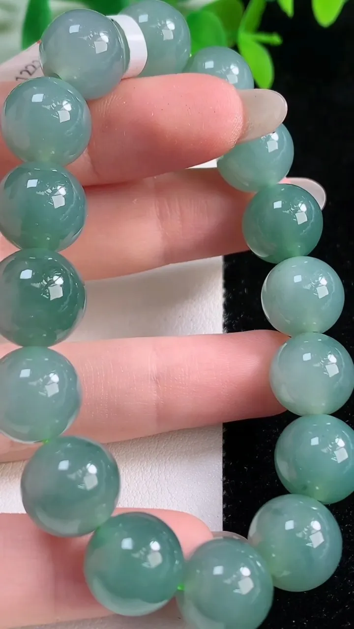 天然A货翡翠圆珠手串，尺寸12.2-16颗，重量:50.13g10月9日
工厂直销收藏佳品,种好水足，色泽均匀，有种有色，上手高大气！