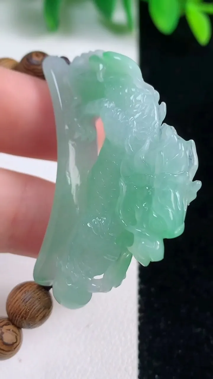 天然A货翡翠麒麟手串，尺寸43.4-9.5-24.7，重量:21.49g10月9日
工厂直销收藏佳品,种好水足，色泽均匀，有种有色，上手高大气！