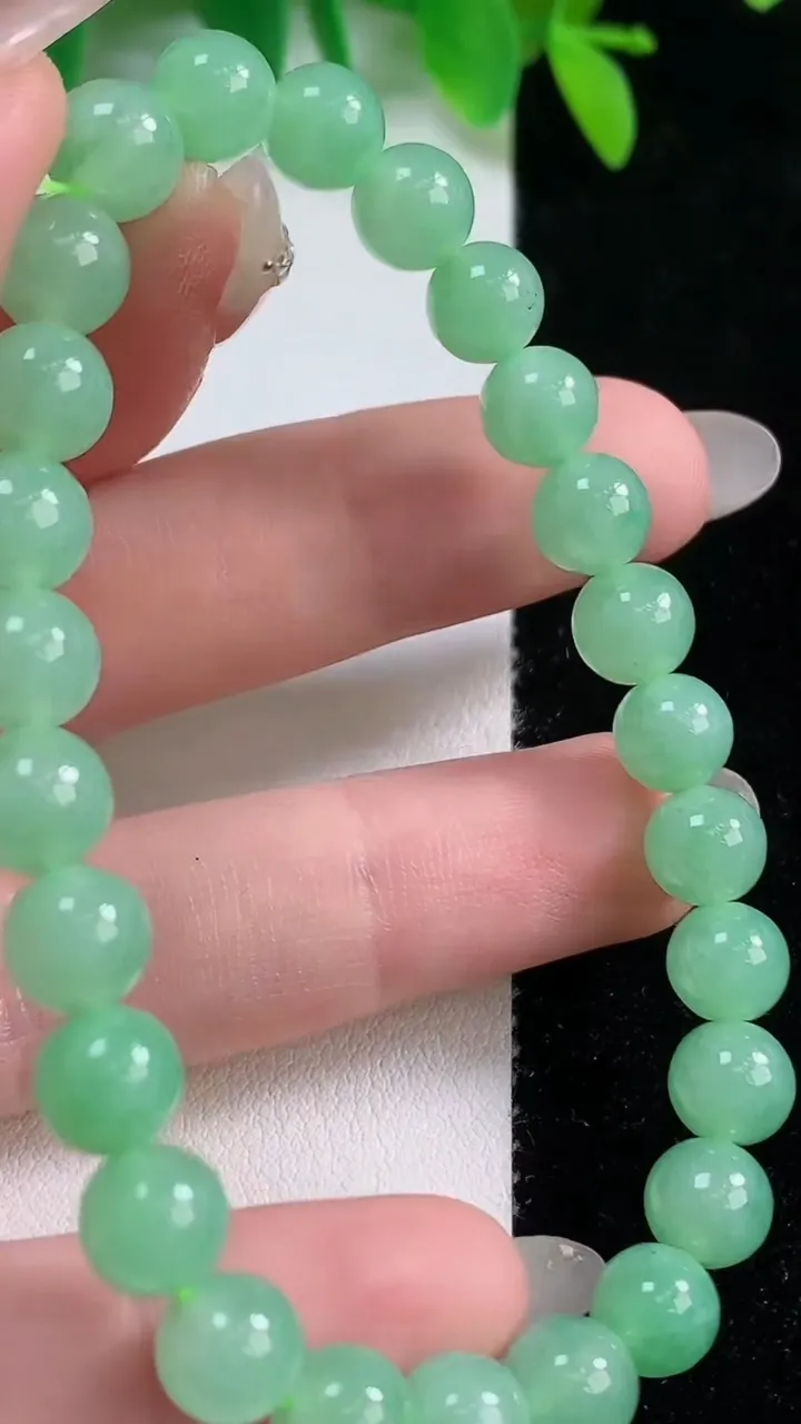 天然A货翡翠圆珠手串，尺寸6.9-26颗，重量:16.43g10月9日
工厂直销收藏佳品,种好水足，色泽均匀，有种有色，上手高大气！
