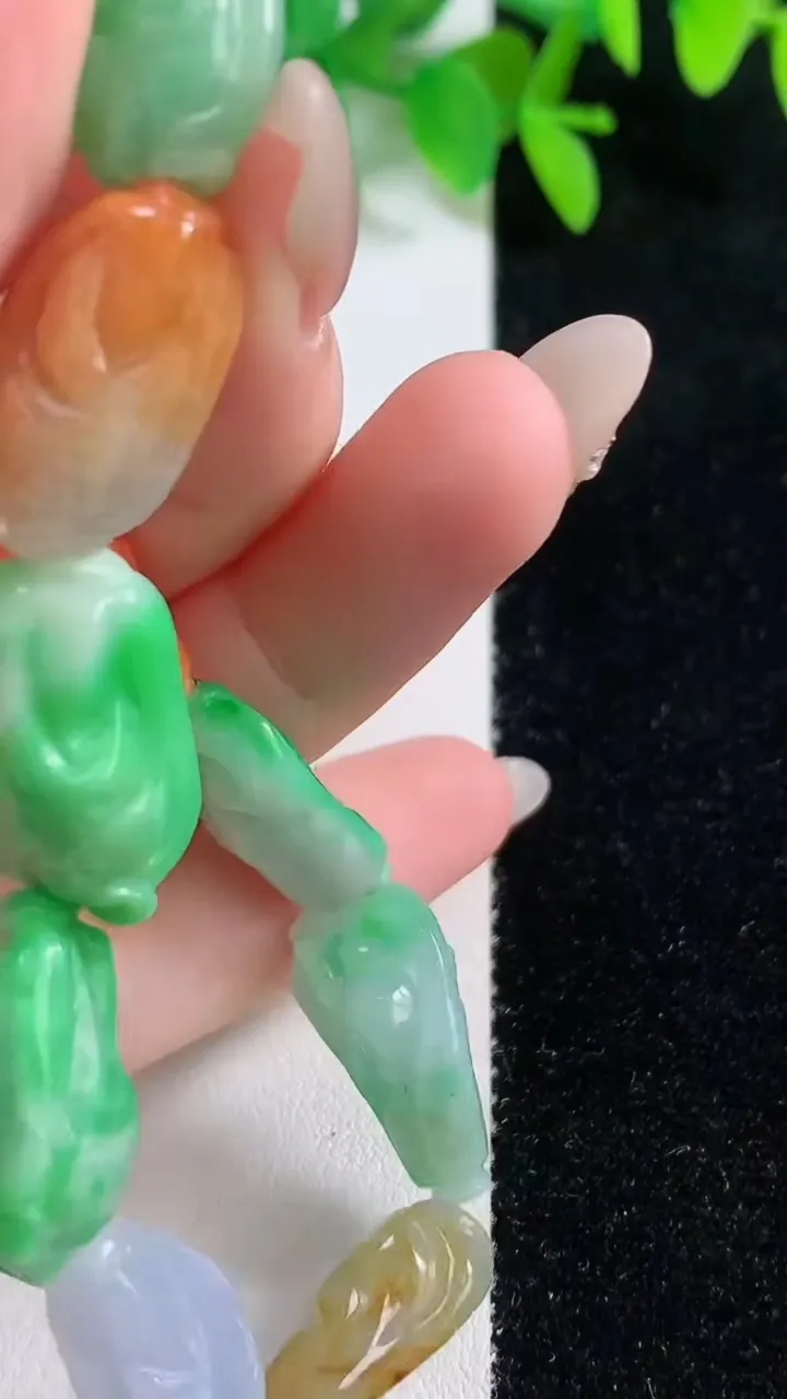 天然A货翡翠三彩白菜手串，尺寸18.8-12.6-6-11颗，重量:3.33g10月9日
工厂直销收藏佳品,种好水足，色泽均匀，有种有色，上手高大气！